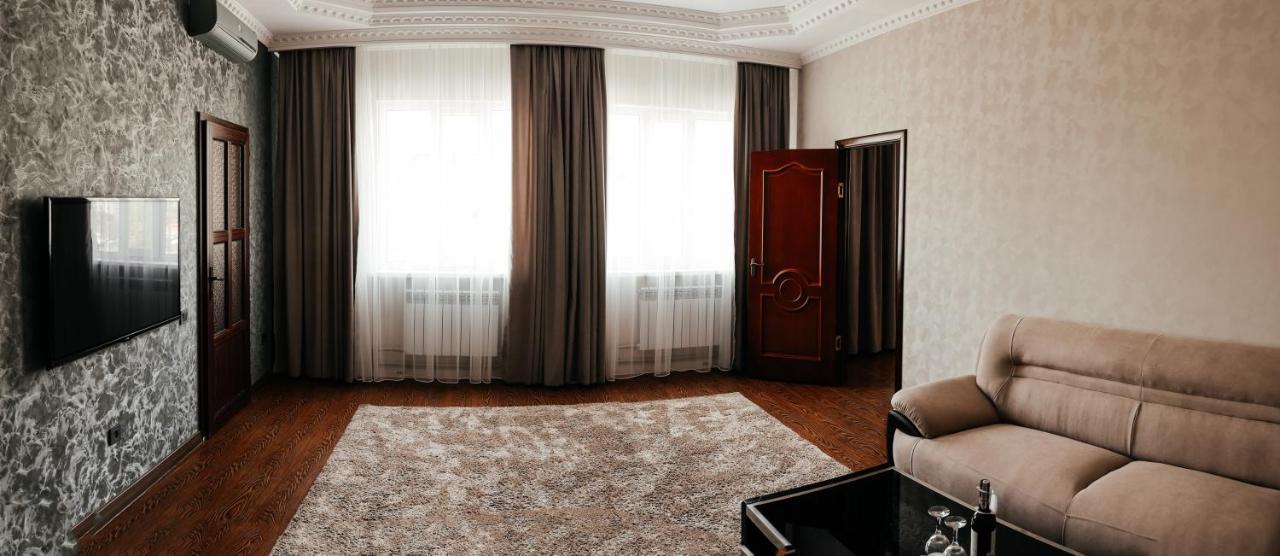 בישקק Grand Hotel מראה חיצוני תמונה
