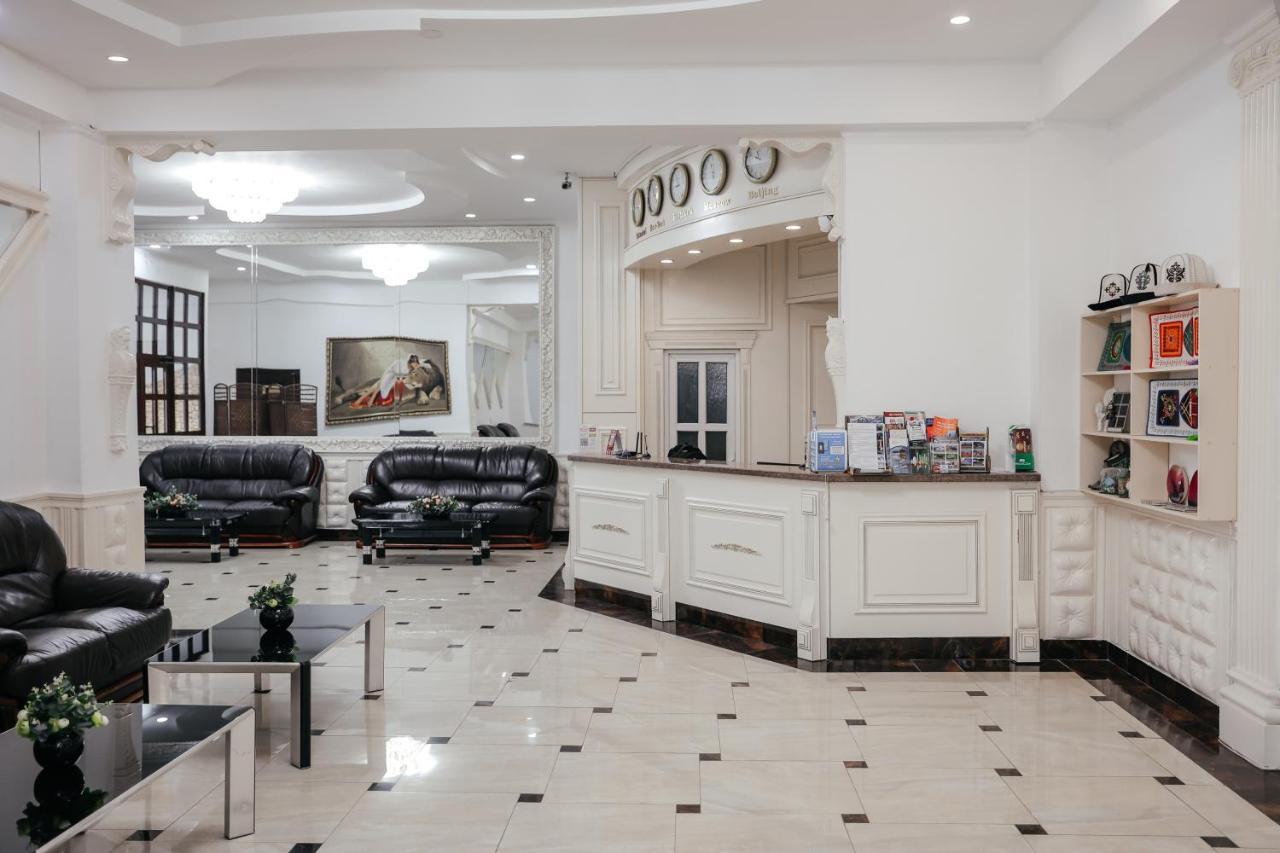 בישקק Grand Hotel מראה חיצוני תמונה