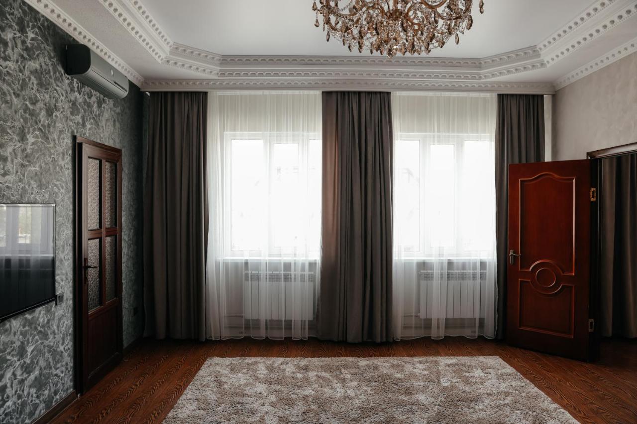 בישקק Grand Hotel מראה חיצוני תמונה